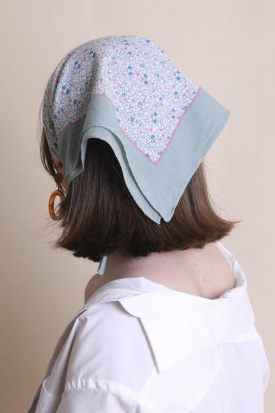 DITSY FLORAL WIDE BORDER COTTON BANDANA
