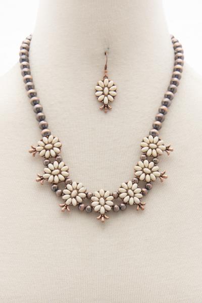 FLOWER PATTERN BEADED NECKLACE