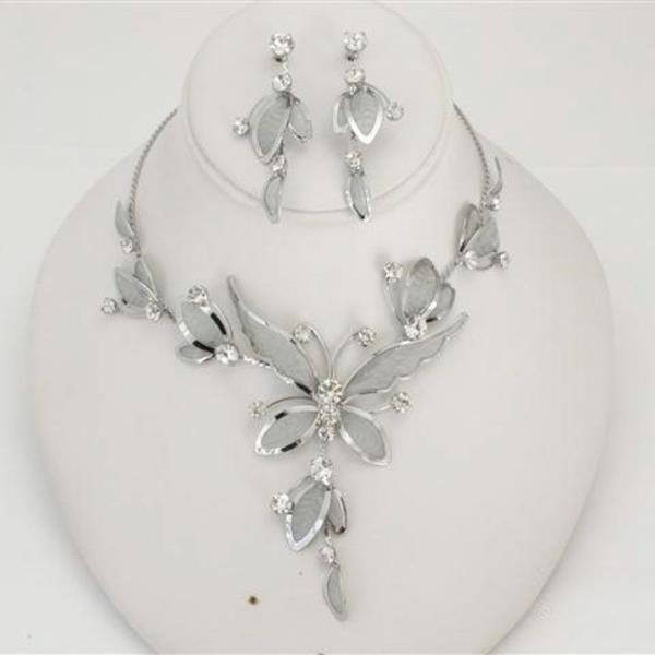 BUTTERFLY CRYSTAL NECKLACE