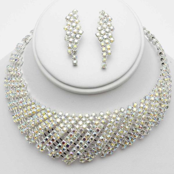 RHINESTONE SHORT CURVE NECKLACE