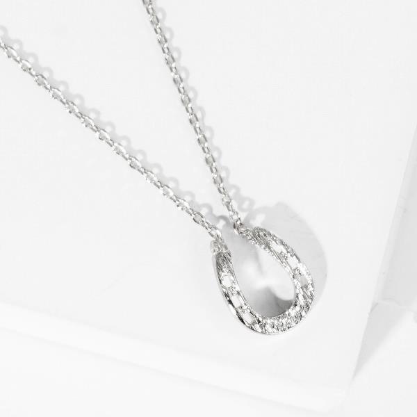 METAL U HORSESHOES PENDANT NECKLACE