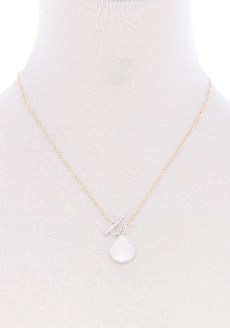 METAL TOGGLE CLAPS PEARL PENDANT NECKLACE