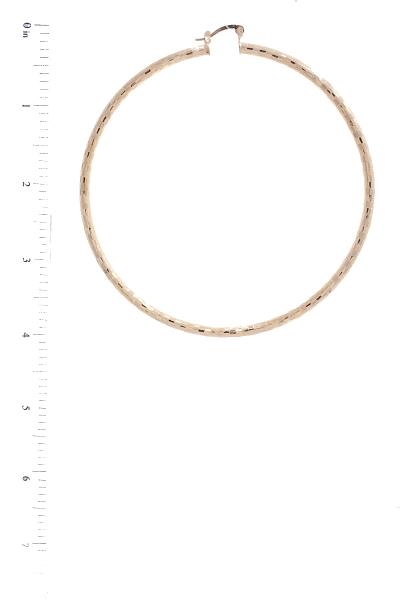 TEXTURED HOOP EARRING