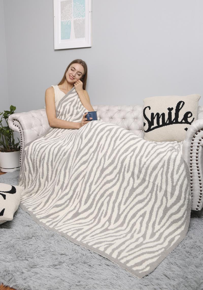 FLEUR-DE-LIS THROW BLANKET