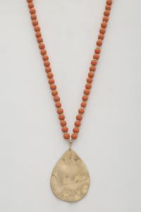 HAMMERED METAL TEARDROP PENDANT BEADED NECKLACE