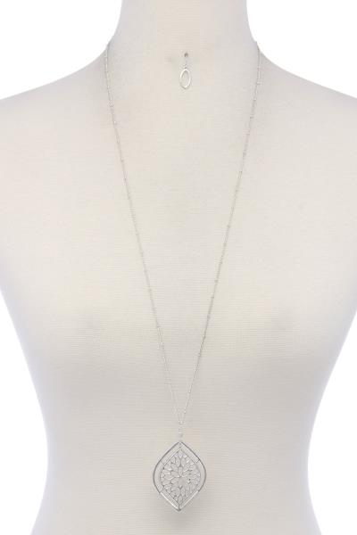 POINTED OVAL FLORAL CUT OUR PENDABNT NECKLACE