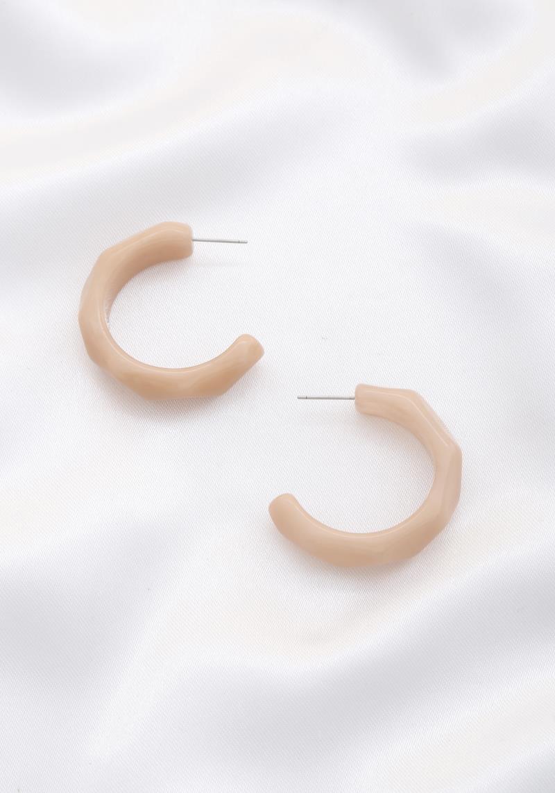 FACETED RESIN HOOP EARRING