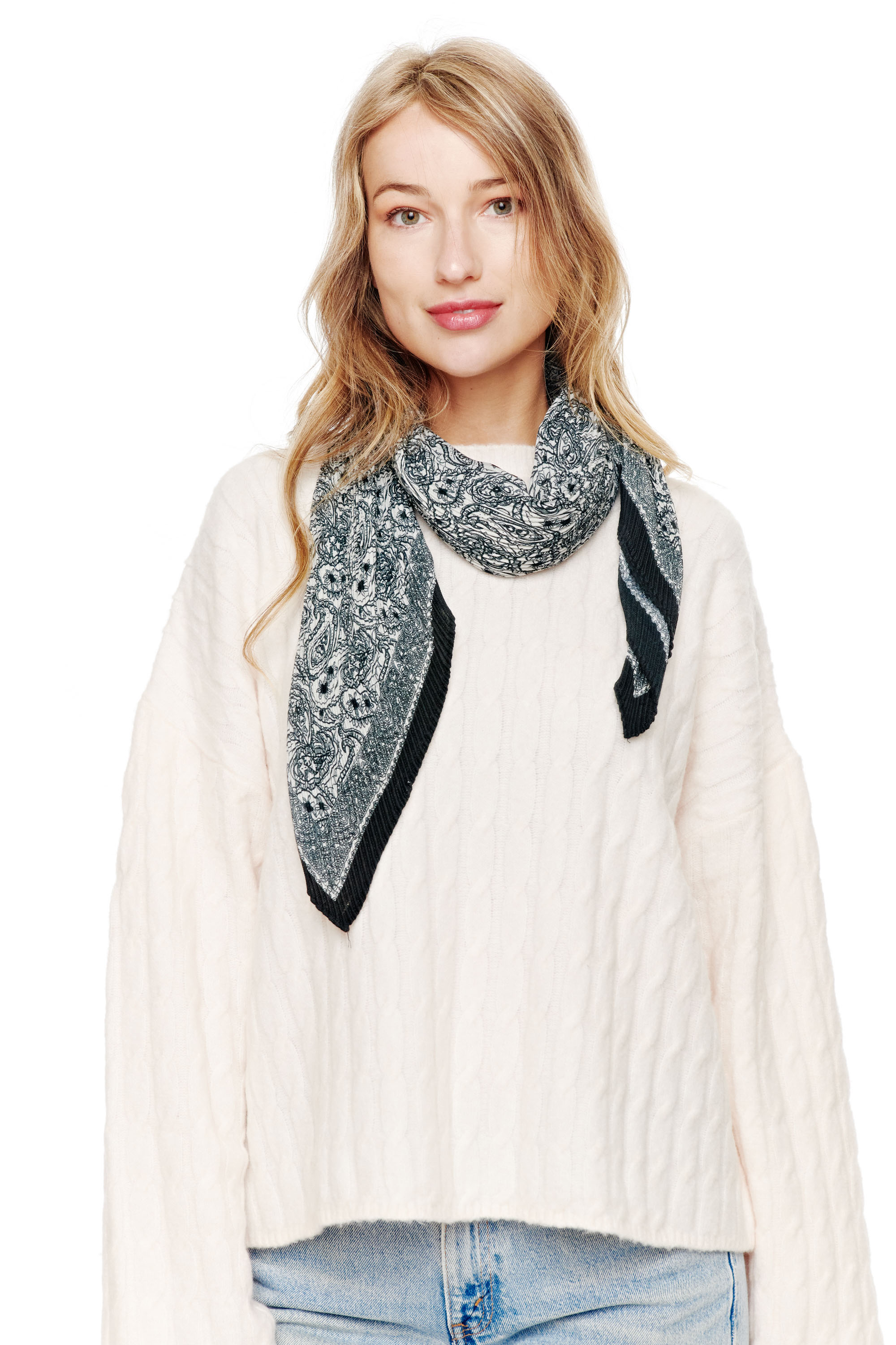 FASHION PLEATED NECK SCARF