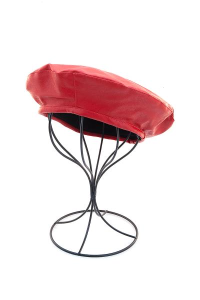 SMOOTH PLAIN BERET HAT.