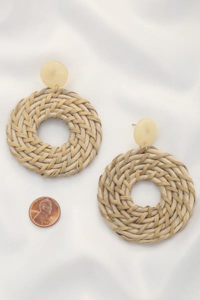 NATURAL FIBER ROUND DANGLE EARRING