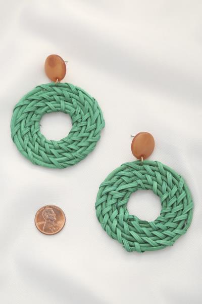NATURAL FIBER ROUND DANGLE EARRING