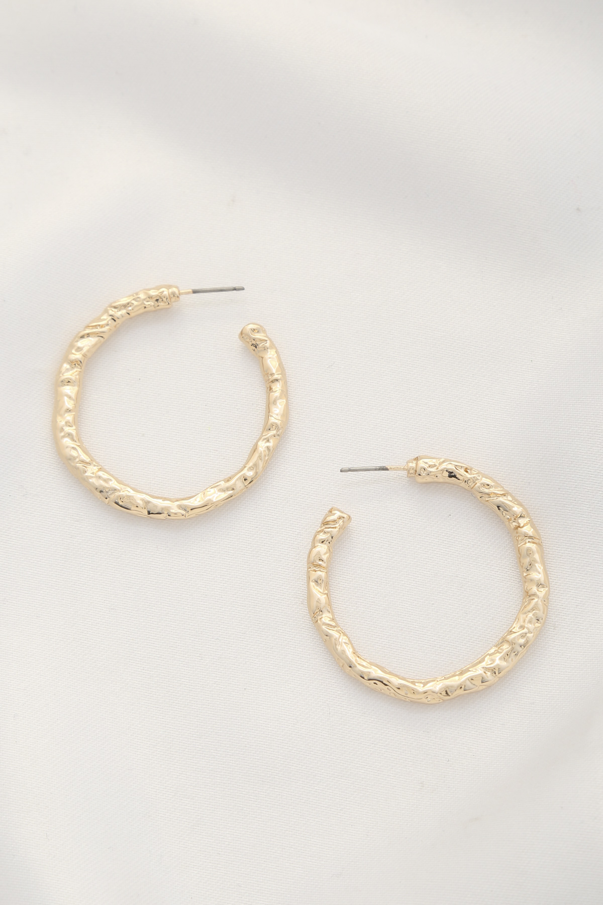 HAMMERED METAL OPEN CIRCLE EARRING