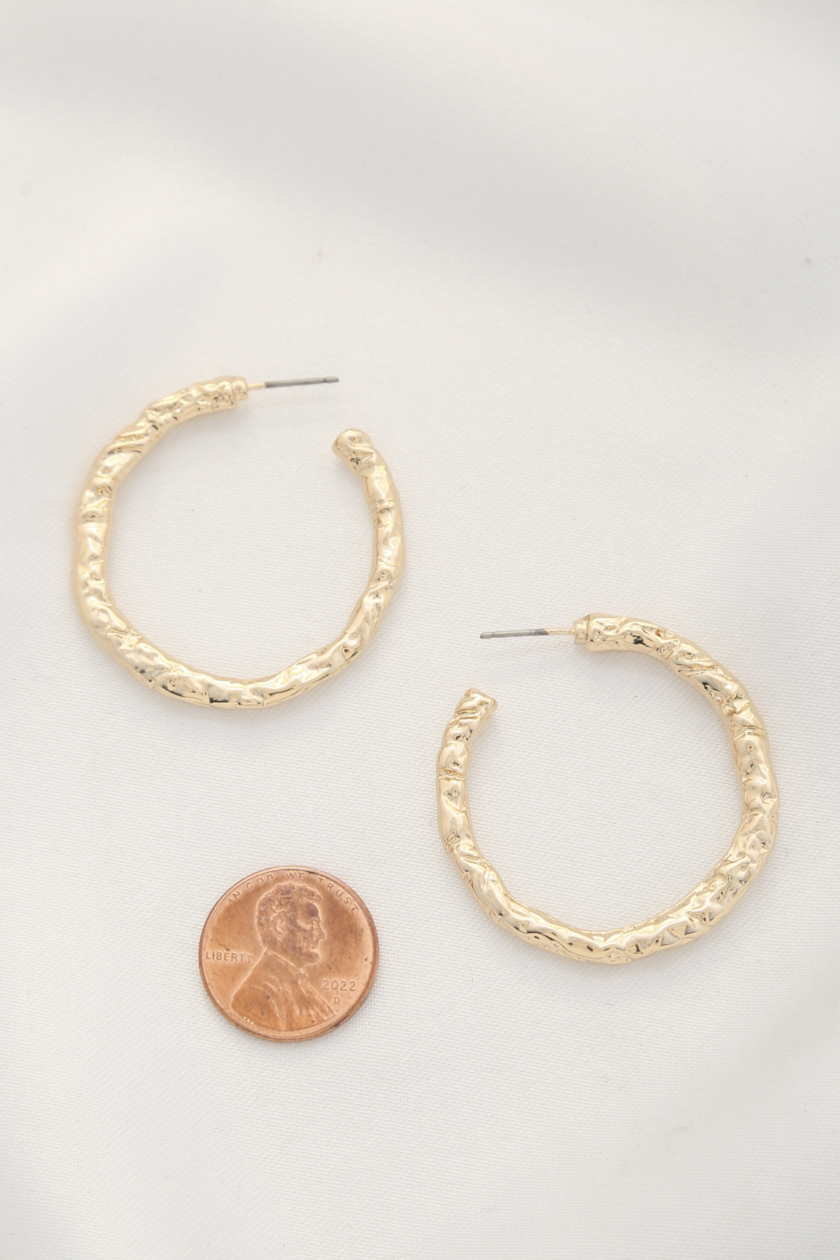 HAMMERED METAL OPEN CIRCLE EARRING