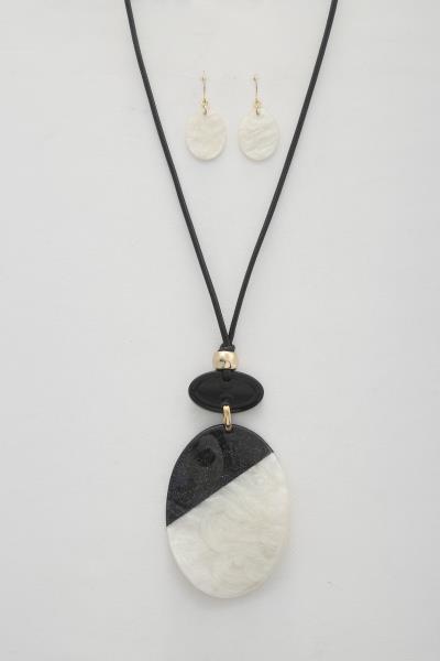 OVAL ACRYLIC PENDANT NECKLACE