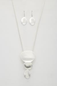 OVAL METAL NECKLACE