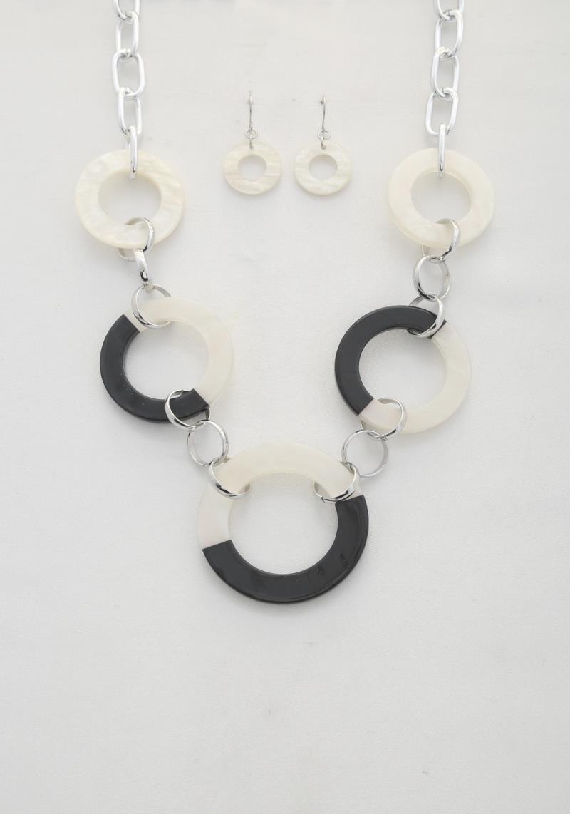 TWO TONE CIRCLE LINK ACRYLIC NECKLACE