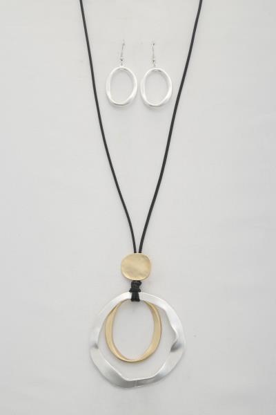 BENT METAL PENDANT NECKLACE