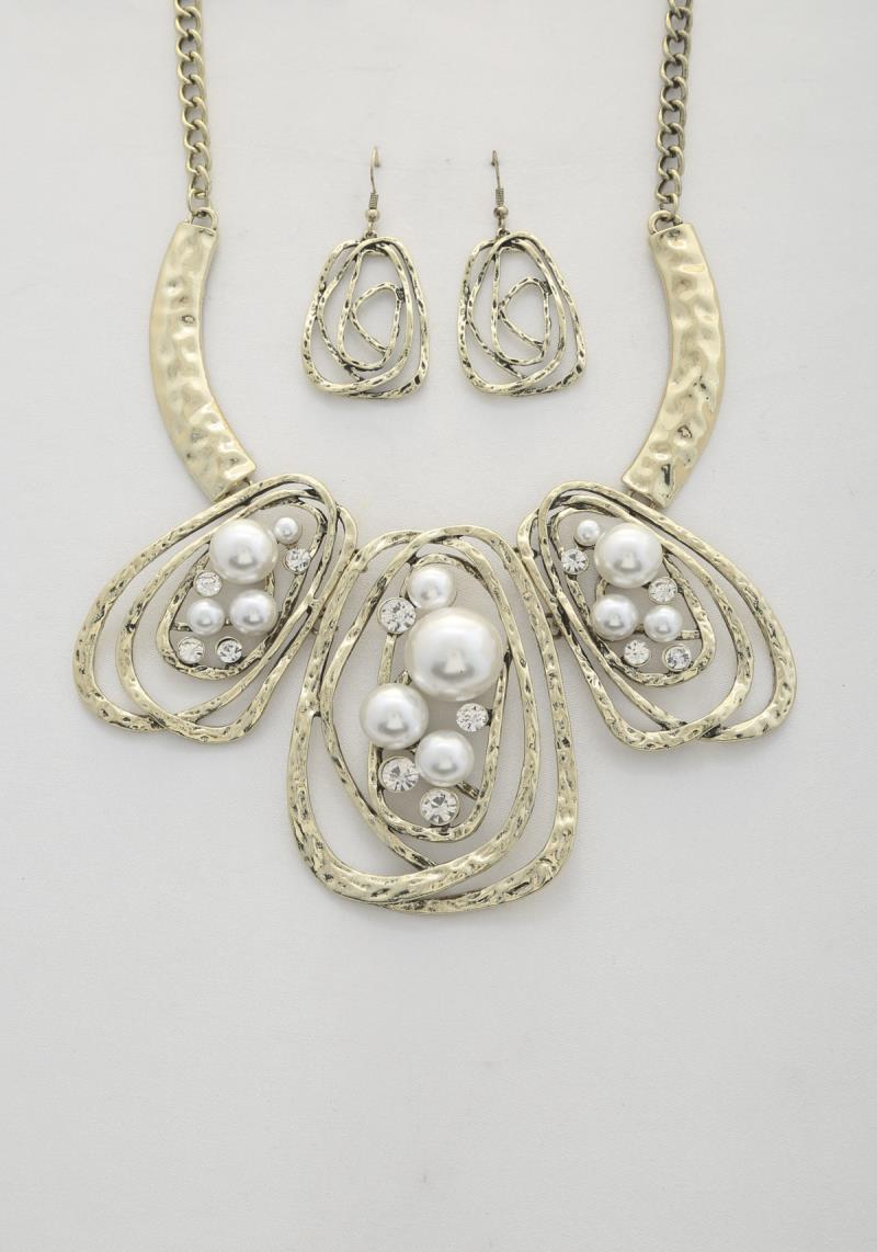 PEARL BEAD HAMMERED METAL NECKLACE