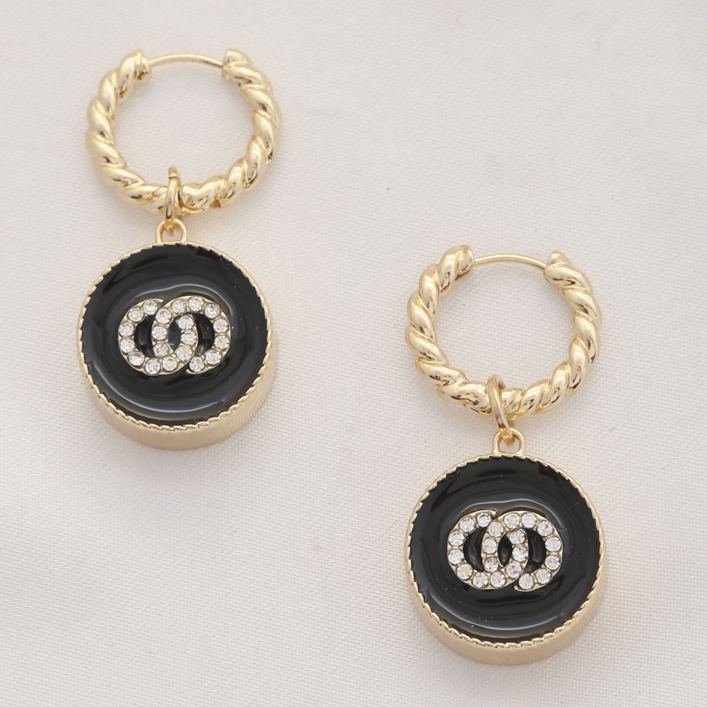 DOUBLE CIRCLE TWISTED HUGGIE EARRING