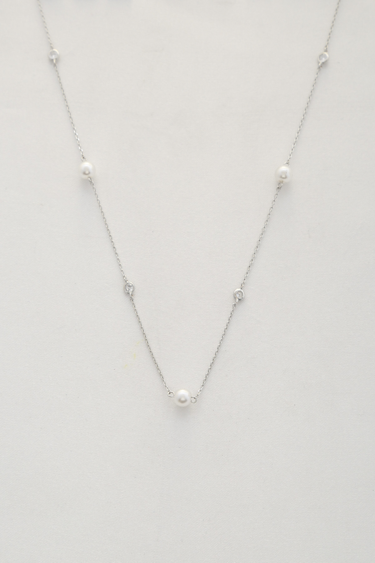 CRYSTAL PEARL BEAD STATION NECKLACE