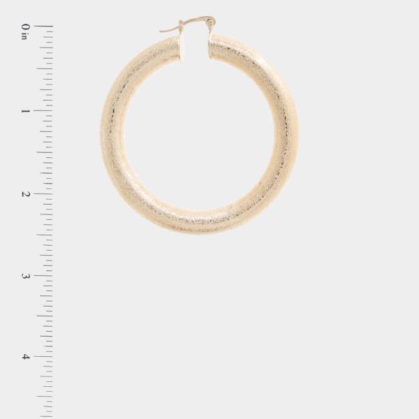 TEXTURE PIPE HOOP EARRING