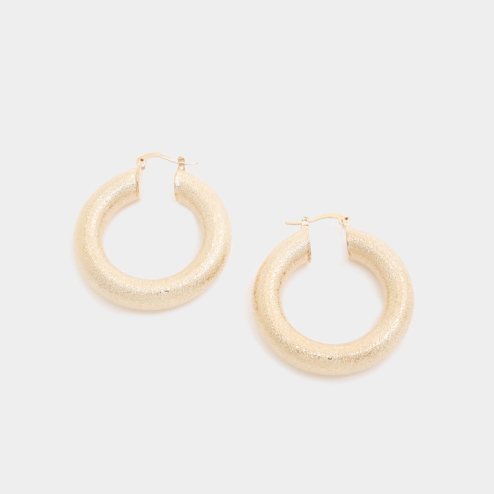 TEXTURE PIPE HOOP EARRING