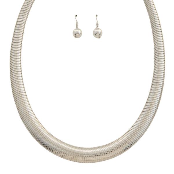 LINED METAL NECKLACE