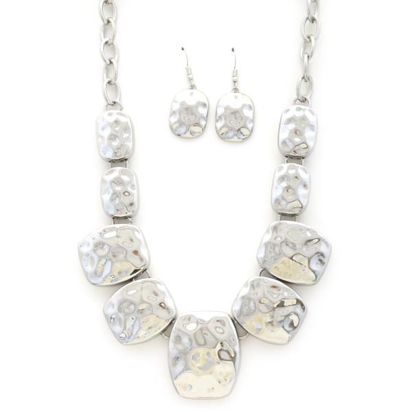 HAMMERED METAL NECKLACE