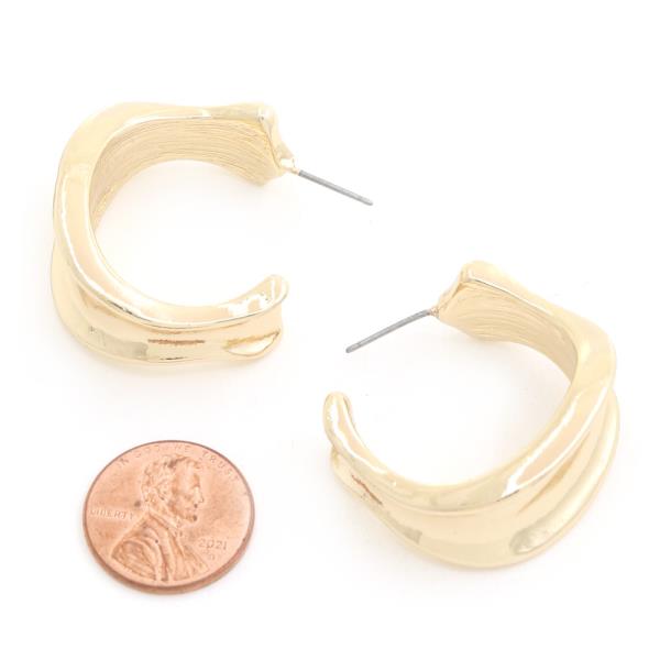 BENT METAL OPEN CIRCLE EARRING