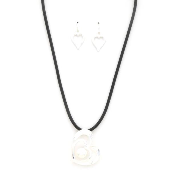 HEART PENDANT NECKLACE