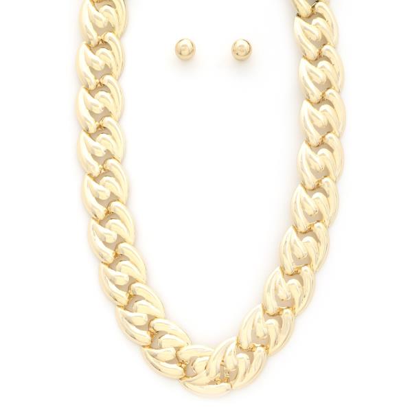 CURB OVAL LINK NECKLACE