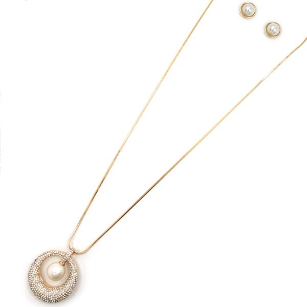 ROUND STONE PENDANT WITH PEARL NECKLACE