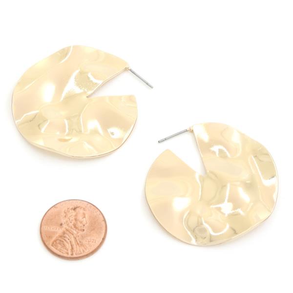 HAMMERED METAL ROUND EARRING