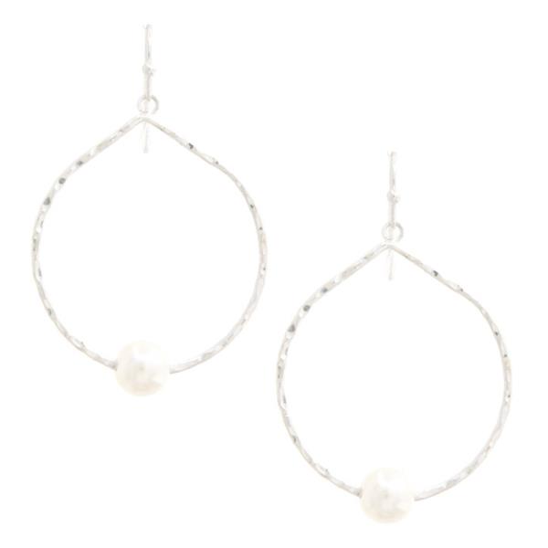 HAMMERED METAL PEARL BEAD DANGLE EARRING