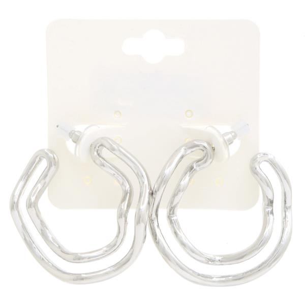 WAVY METAL ROUND EARRING