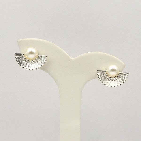 HAND FAN SHAPE PEARL POINT STUD EARRING