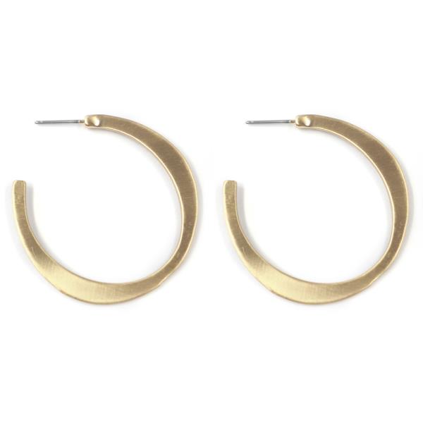 METAL C HOOP EARRING