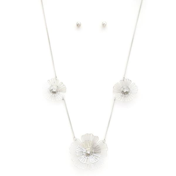 TRIPLE FLOWER METAL NECKLACE