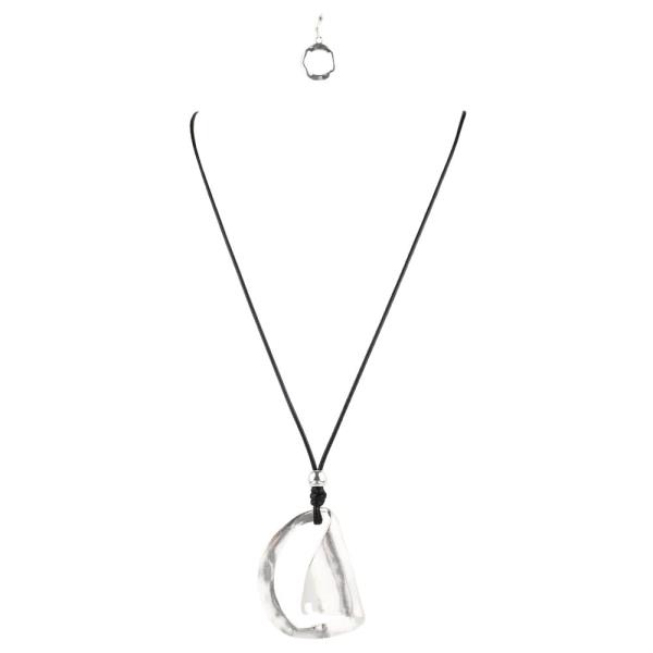 ORGANIC SHAPE PENDANT METAL CORD NECKLACE