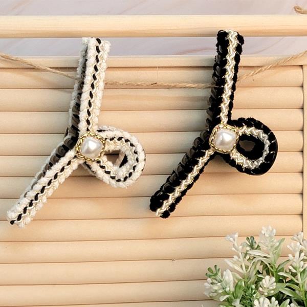 BLACK AND WHITE PEARL HAIR JAW CLIP 1 PC