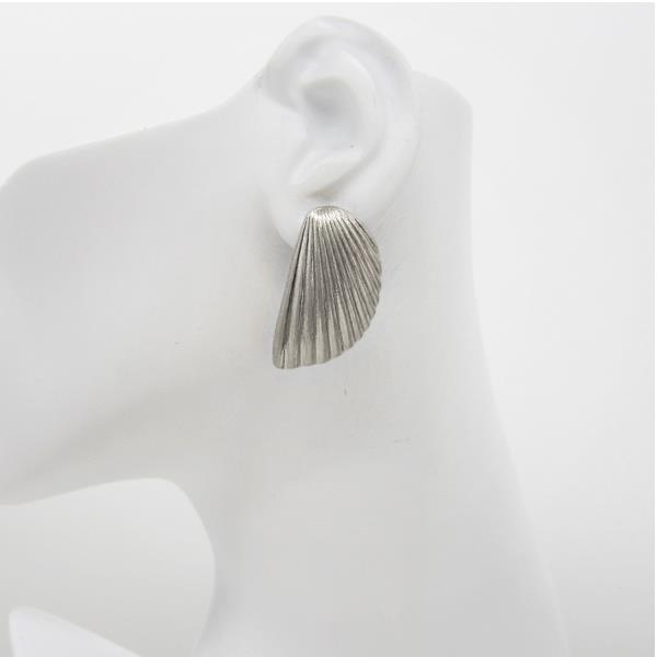LINED METAL EARRING
