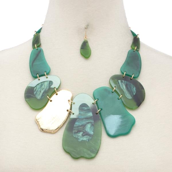 MARBLE PATTERN ORGANIC SHAPE STATEMENT NECKLACE