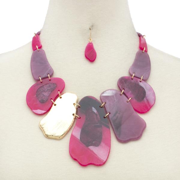 MARBLE PATTERN ORGANIC SHAPE STATEMENT NECKLACE