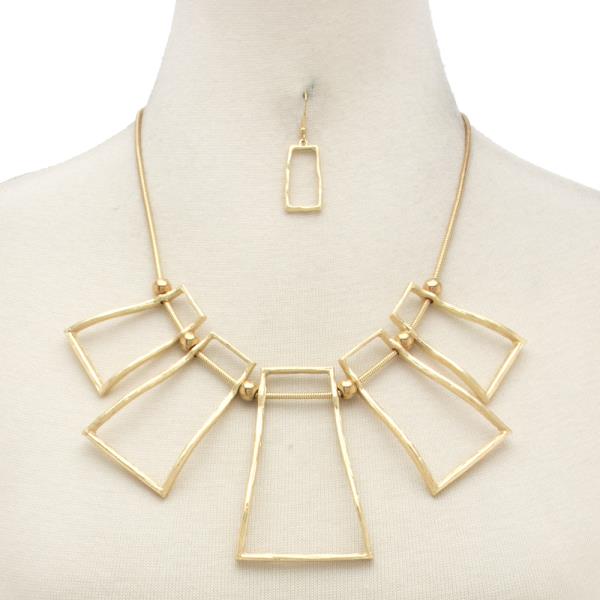 RECTANGLE METAL STATEMENT NECKLACE