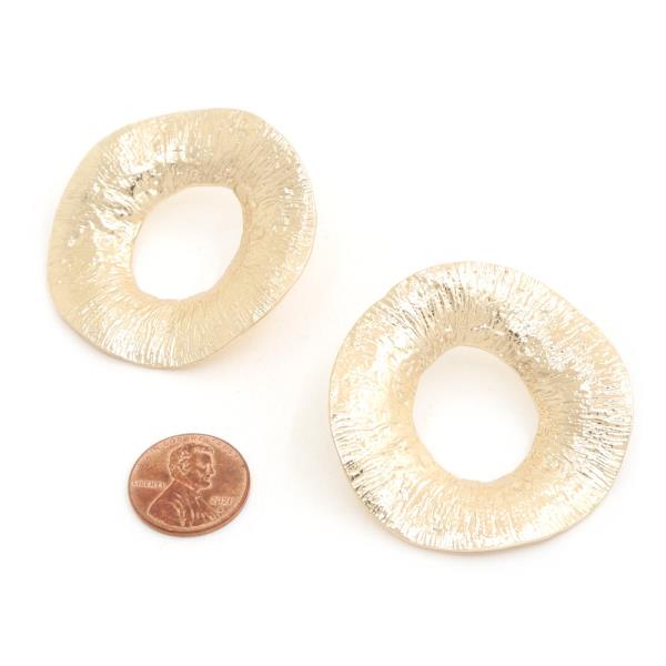 CUT OUT CIRCLE TEXTURED EARRING