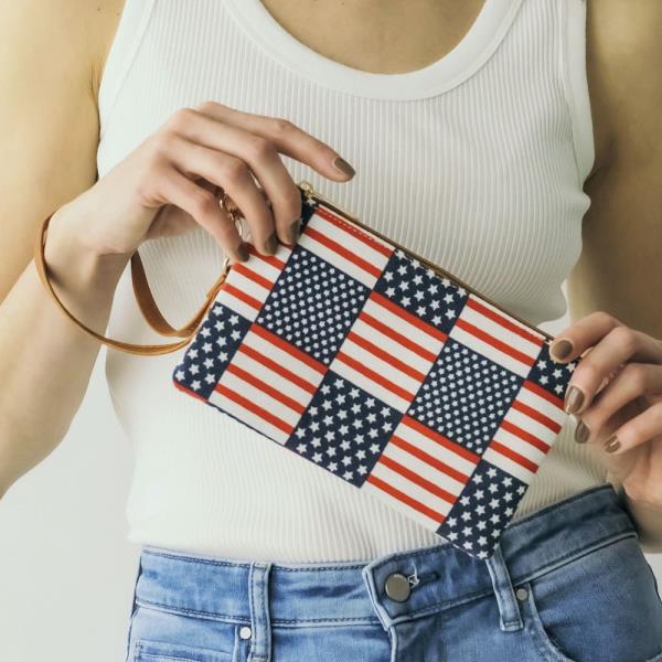 STARS AND STRIPES AMERICAN FLAG PRINT WRISTLET POUCH BAG
