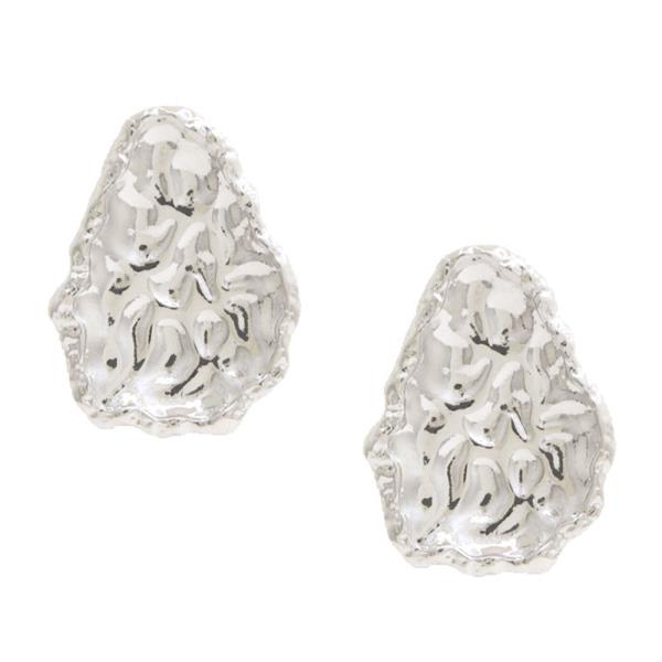 HAMMERED METAL ORGANIC SHAPE EARRING