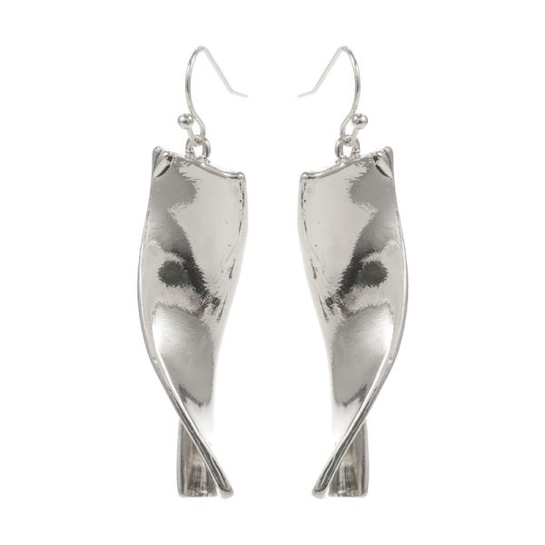 TWISTED SHAPED MODERN BASIC METAL HOOP EARRING