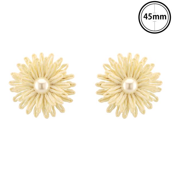 PEARL RATTAN FLOWER POST EARRING