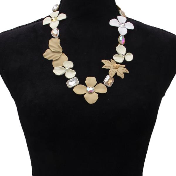 FLOWER STATEMENT NECKLACE